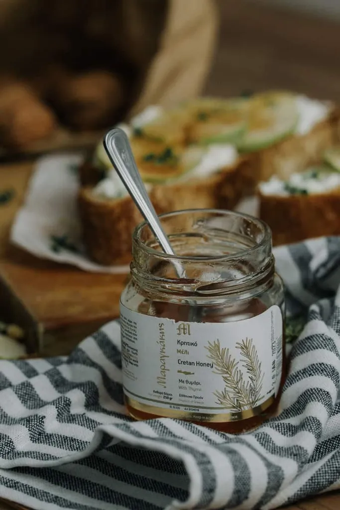 Kretischer Thymianhonig 950g Im Glas Aus Kreta Von Maragkakis Family. Reichhaltiger Geschmack, Weiche Textur. Honig Vom Imker In 4. Generation 11 Kretischer Thymianhonig 950g Im Glas Aus Kreta Von Maragkakis Family. Reichhaltiger Geschmack, Weiche Textur. Honig Vom Imker In 4. Generation – Bild 9