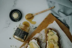 Kretischer Thymianhonig 950g Im Glas Aus Kreta Von Maragkakis Family. Reichhaltiger Geschmack, Weiche Textur. Honig Vom Imker In 4. Generation 16 Kretischer Thymianhonig 950g Im Glas Aus Kreta Von Maragkakis Family. Reichhaltiger Geschmack, Weiche Textur. Honig Vom Imker In 4. Generation -Haribo || Tassimo || Senseo Verkaufsgeschäft d6a395940368b29a6a513ab12614591b